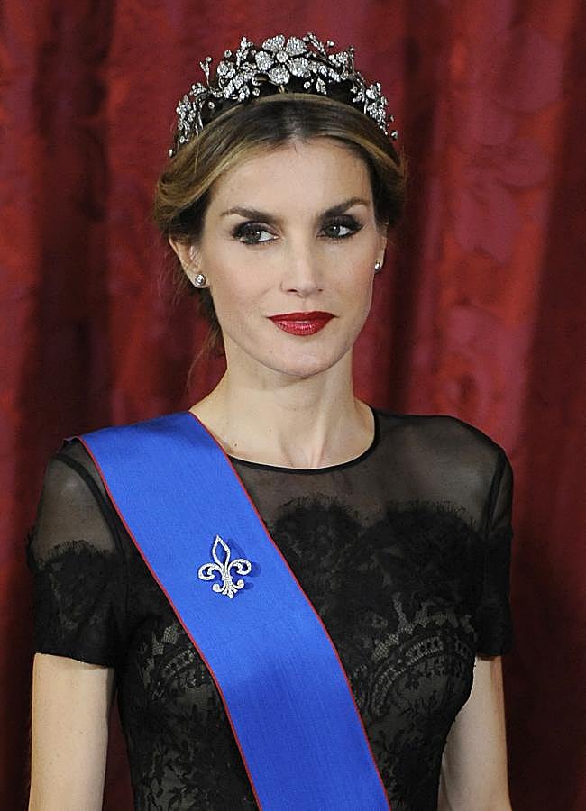 Imagen - Letizia vestida de Carolina Herrera y con la diadema floral. / GTRES