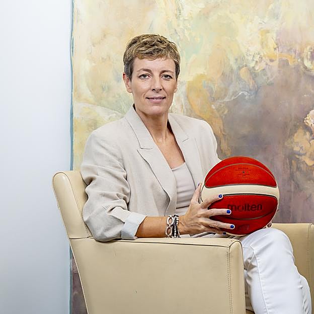 Elisa Aguilar es la primera mujer al frente de la Federación Española de Baloncesto. 