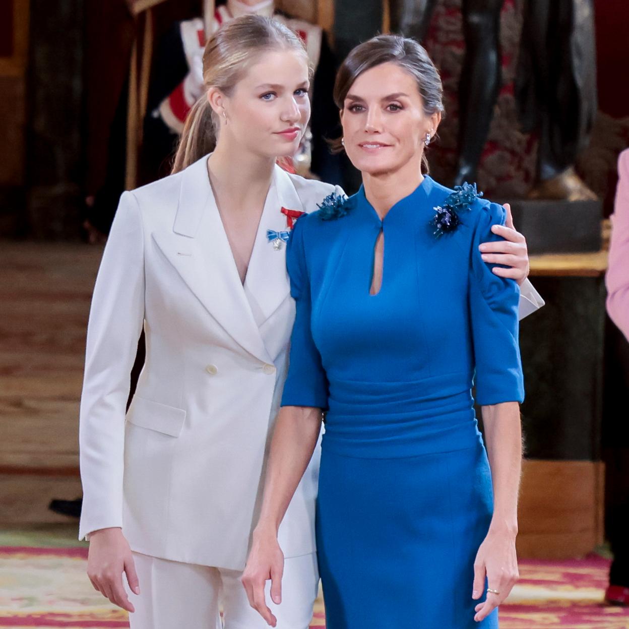 La princesa Leonor tranquiliza a su madre, la reina Letizia, cogiéndola por los hombros antes de comenzar el almuerzo oficial en el Palacio Real, tras jurar la Constitución. 