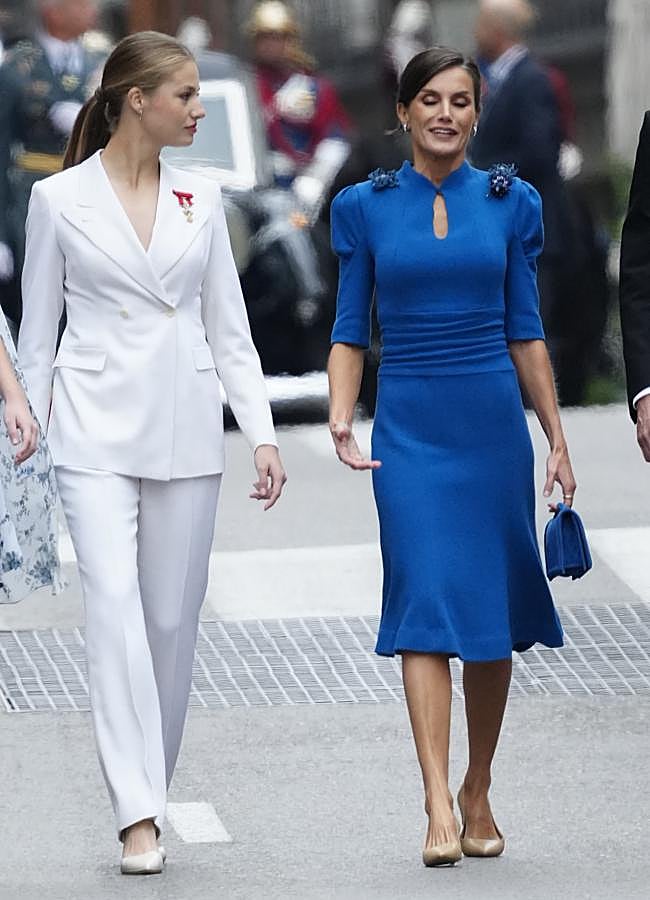 Imagen - Leonor y Letizia, minutos antes de la jura de la Constitución. / LIMITED PICTURES