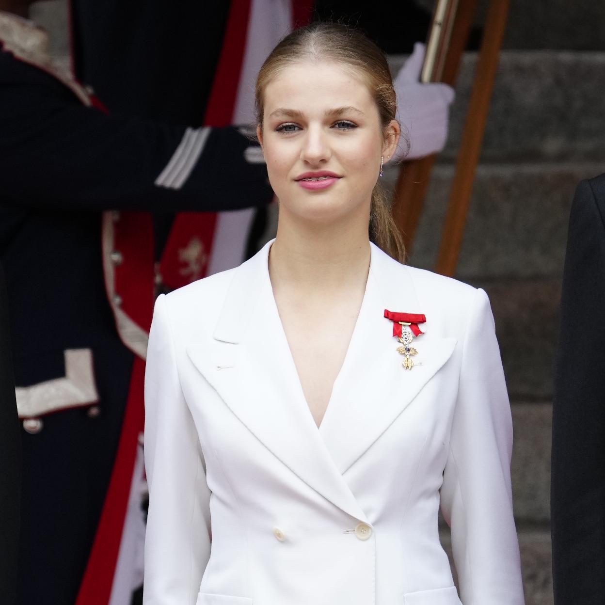 La princesa Leonor, con traje blanco a su llegada al Congreso.