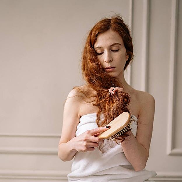 Mujer cepillándose el pelo