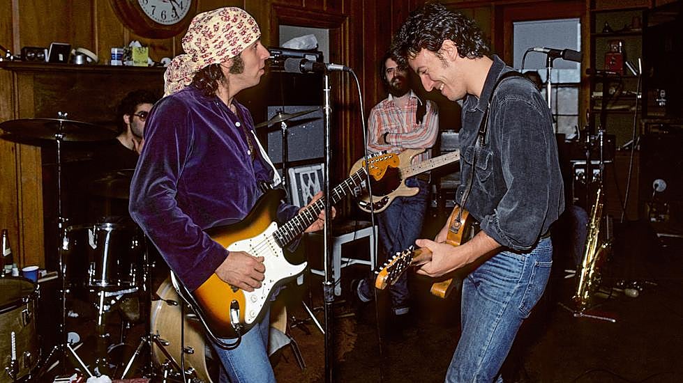 «Bruce, la banda, su equipo convirtieron las masas en una secta de creyentes en el poder del rock and roll para cambiar vidas a mejor», asegura Lynn Goldsmith en el libro. 