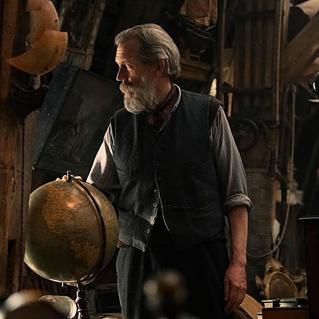 Hugh Laurie como Etienne Le Blanc en un fotograma de La luz que no puedes ver. 