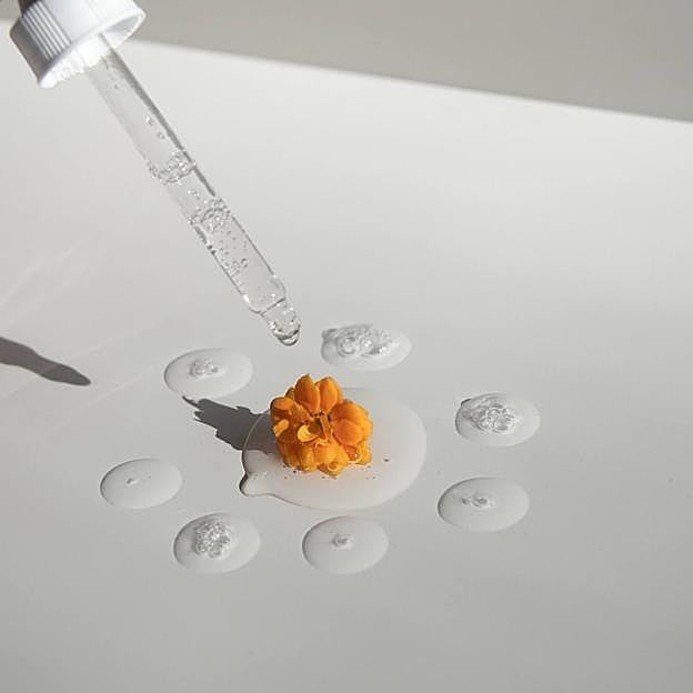 Aceite cayendo sobre una flor