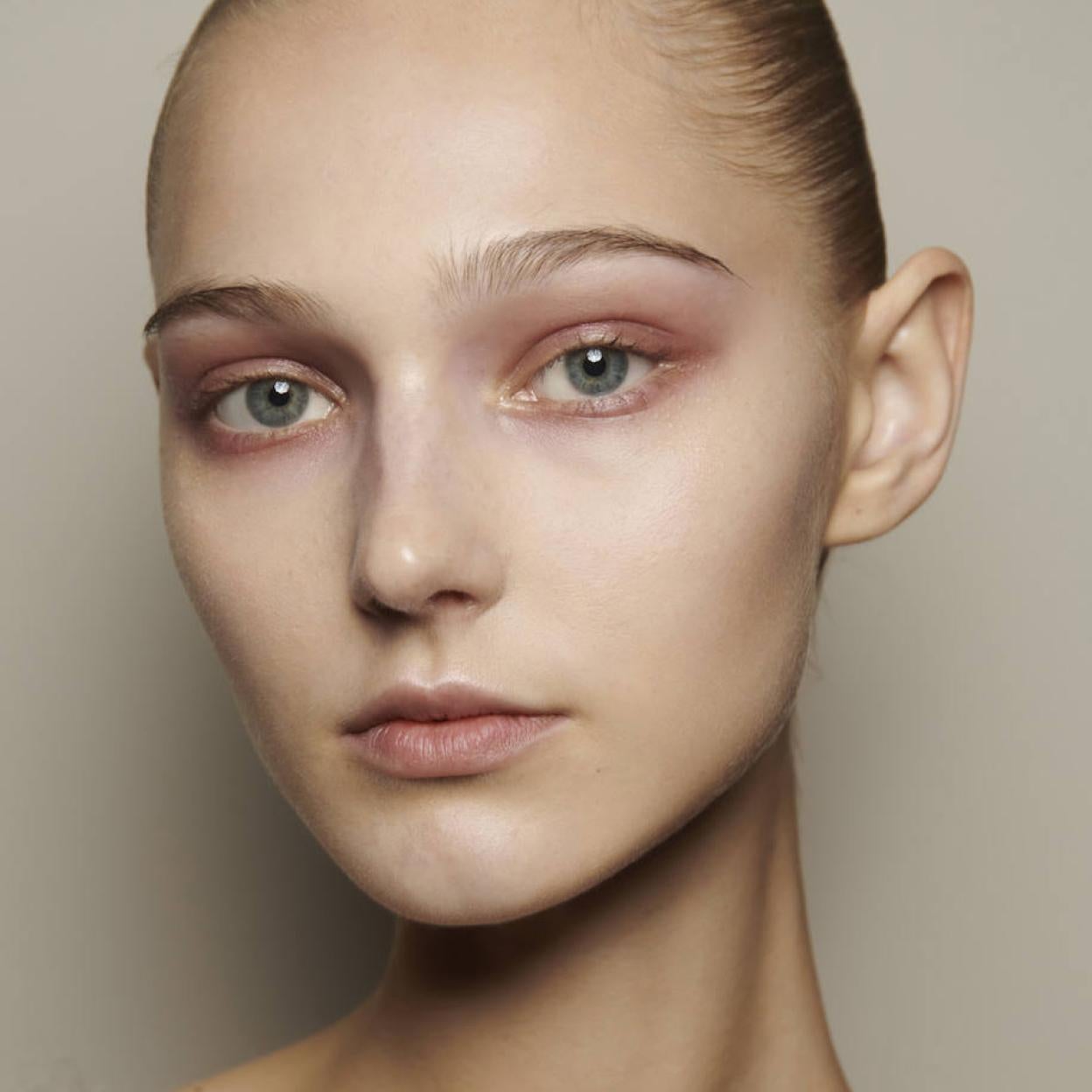 Modelo con piel joven sin imperfecciones