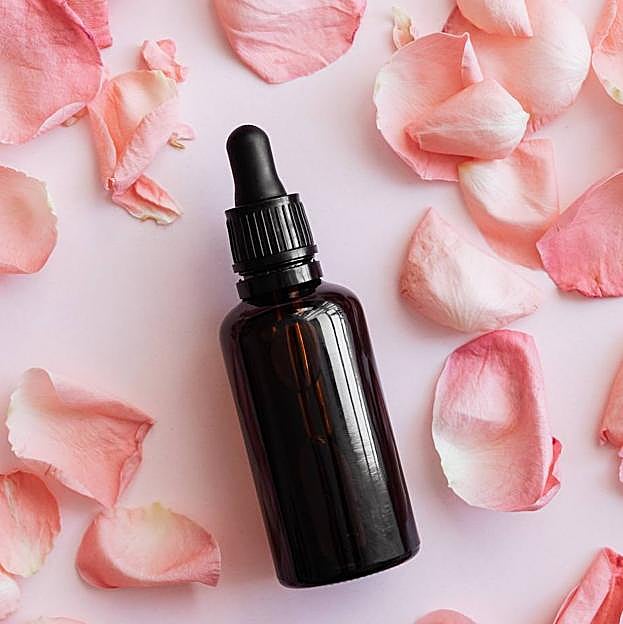 Frasco con aceite de rosa mosqueta