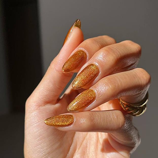 Manicura glitter golden
