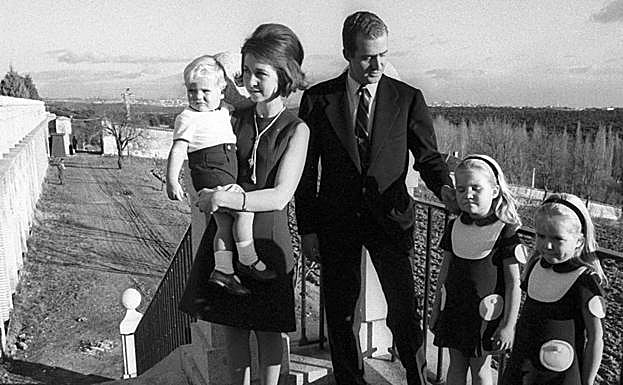 La familia real en 1974: la reina Sofía, el rey Juan Carlos y sus tres hijos, el rey Felipe, la infanta Cristina y la infnata Elena.