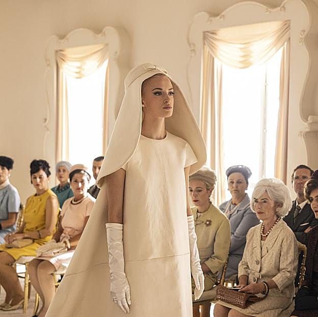 Fotograma de la serie de Disney+ sobre Cristobal Balenciaga recreando uno de sus desfiles.