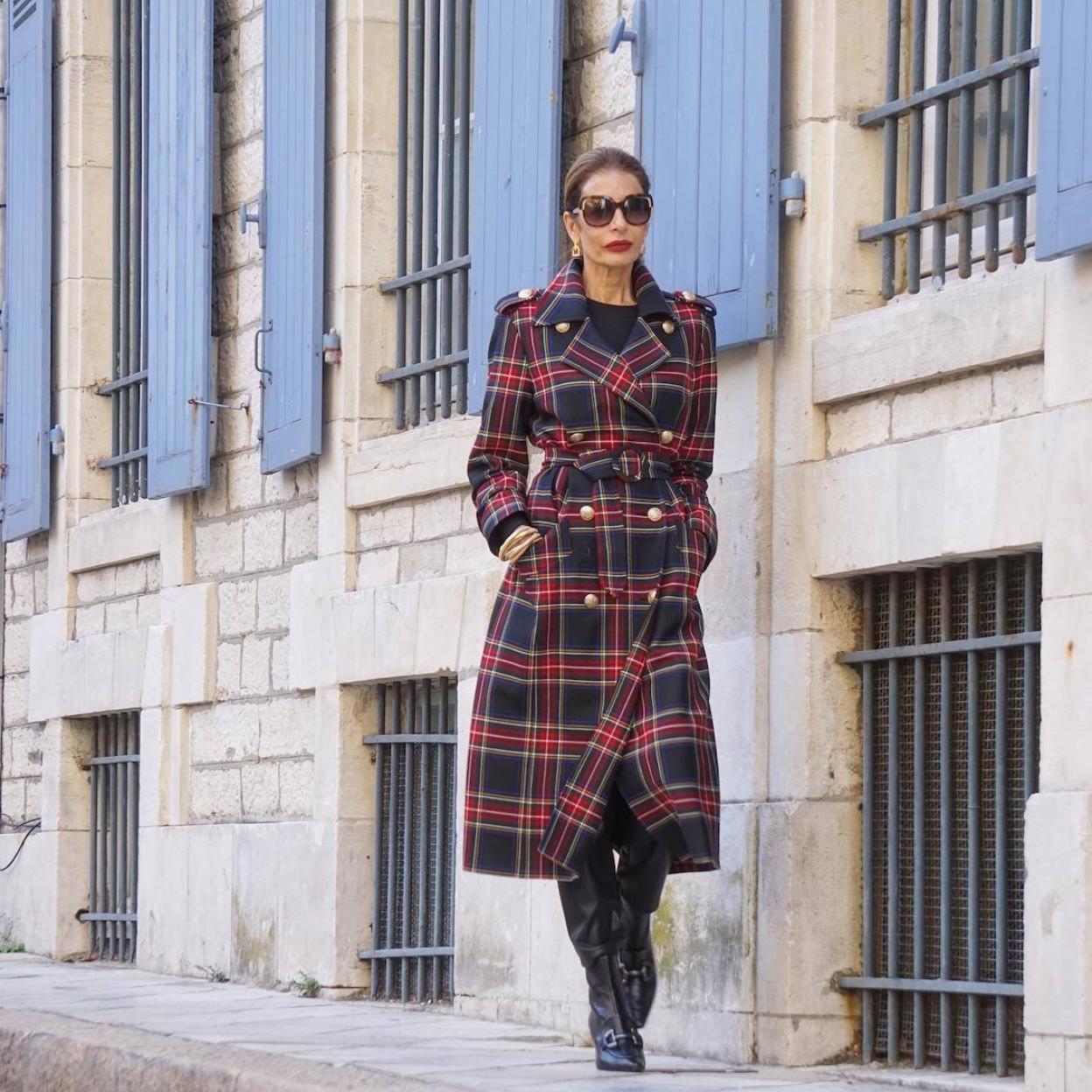 Influencer con abrigo de cuadros