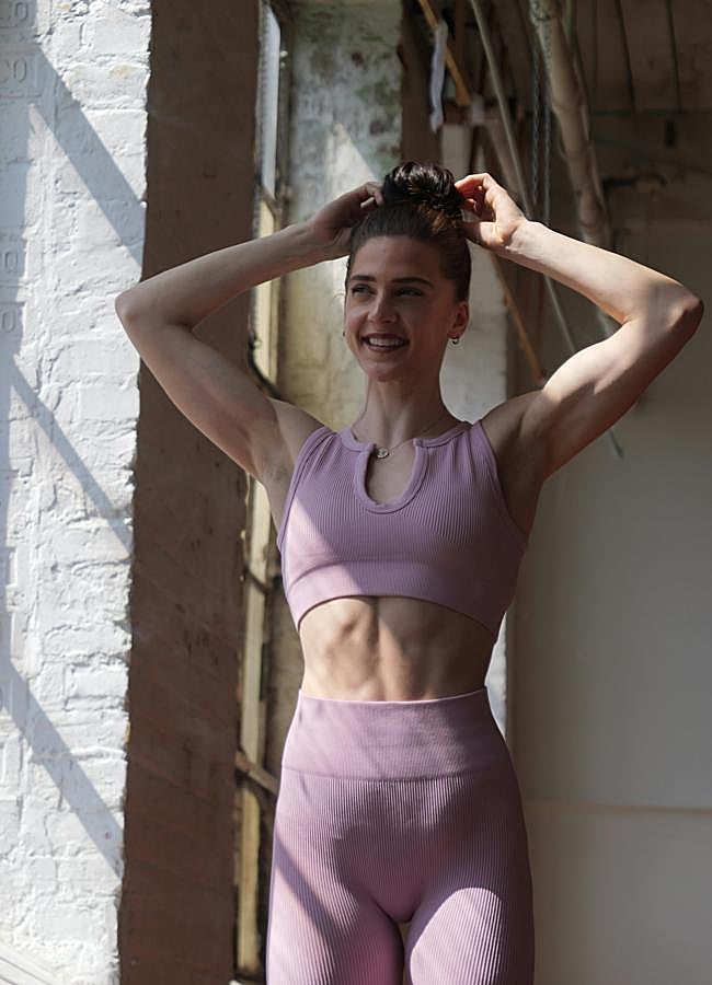 Imagen - Mujer con abdomen tonificado/PEXELS