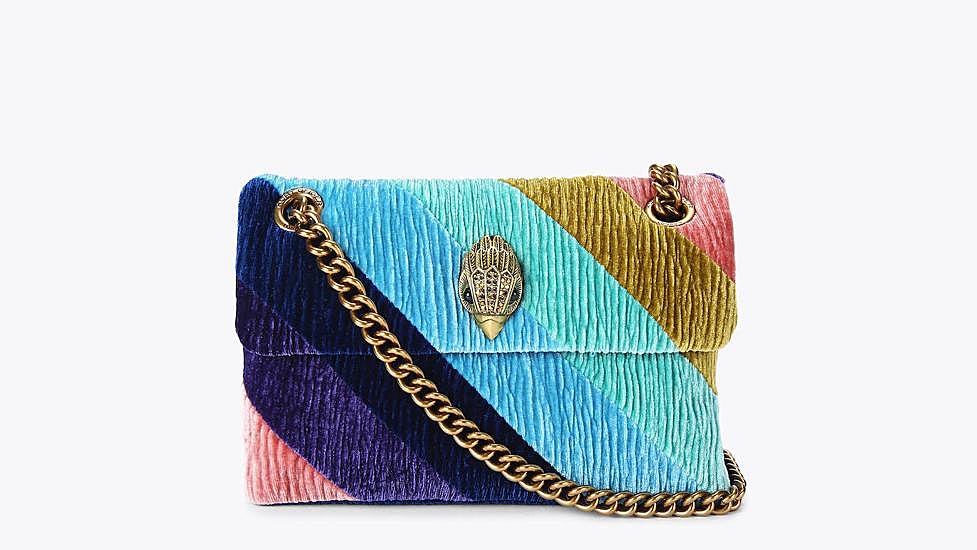 Bolso Kensington en terciopelo, de Kurt Geiger.