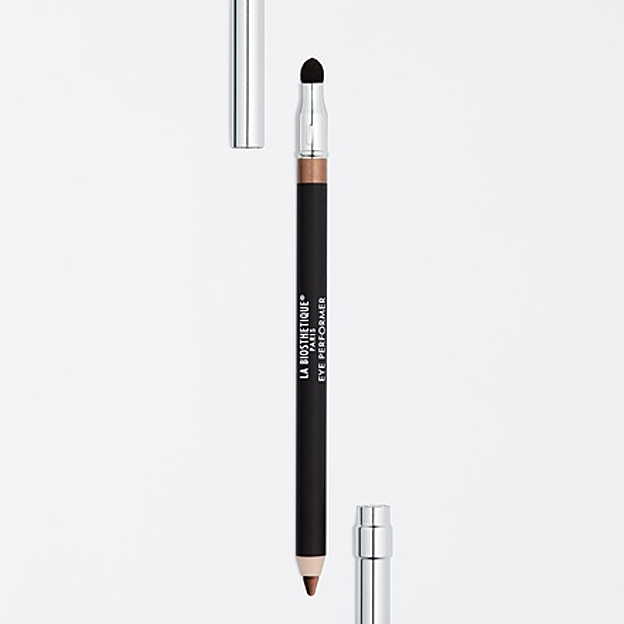 Eye Performer Shiny Hazel de La Biosthetique, un lápiz de ojos marrón de larga duración y resistente al agua.