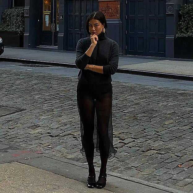 Influencer con look negro elegante de Mango