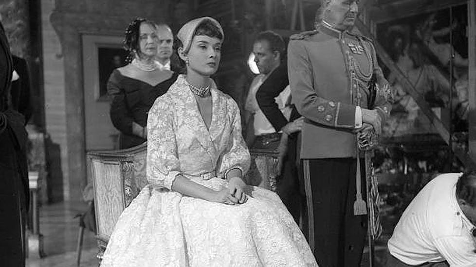 Audrey Hepburn con el collar de perlas a subasta en Vacaciones en Roma.