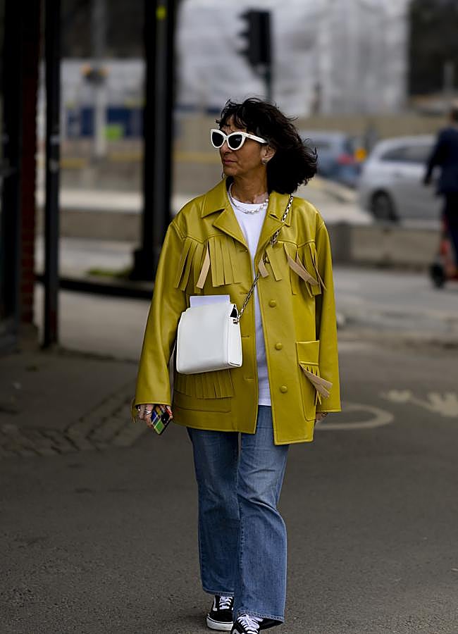 Imagen - Una mujer con zapatillas deportivas en negro. Foto: Launchmetrics spotlight