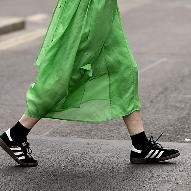 Cómo combinar unas zapatillas deportivas en negro y nuestras 5 favoritas del momento