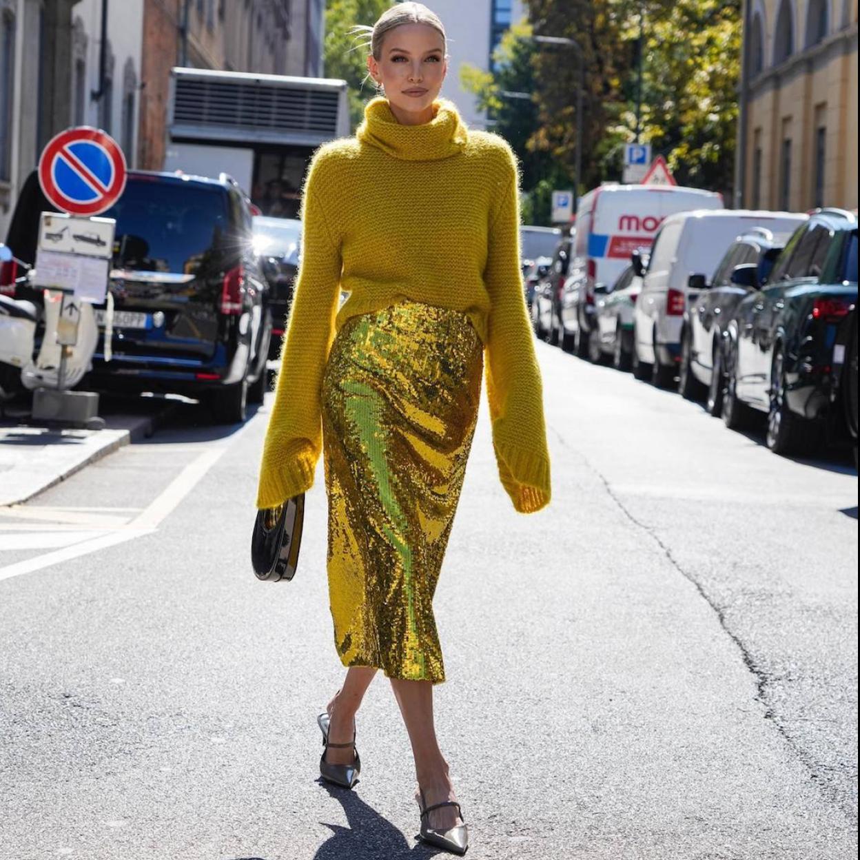 La influencer lleva un look con falda de lentejuelas