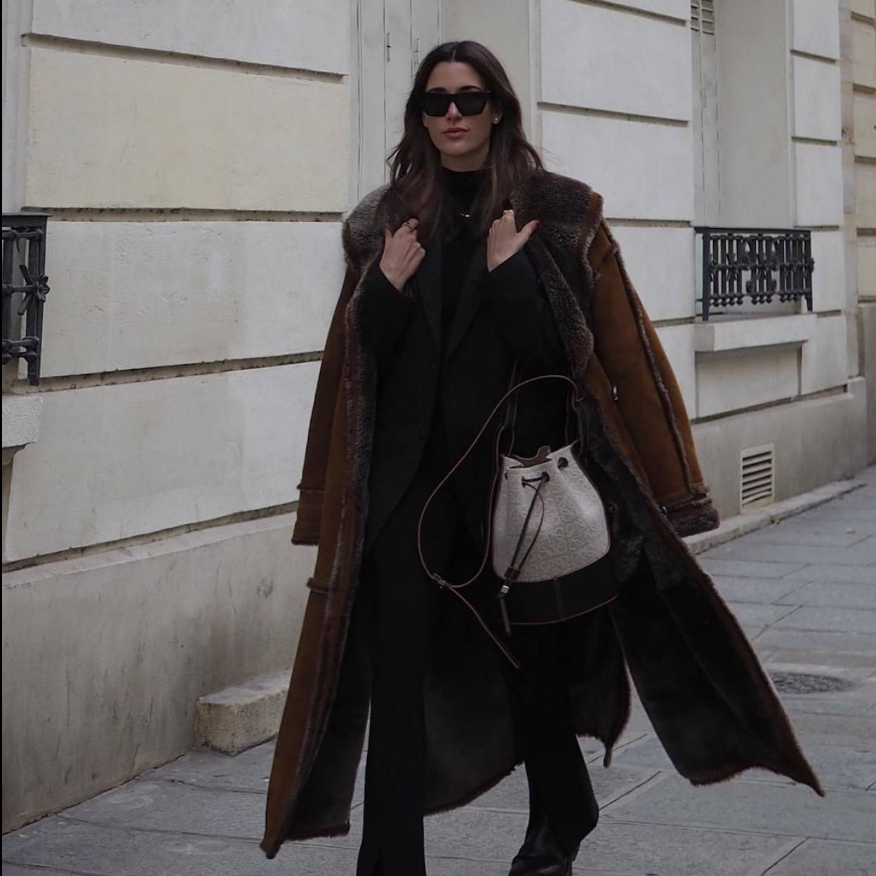 La influencer lleva un abrigo con forro de borreguillo
