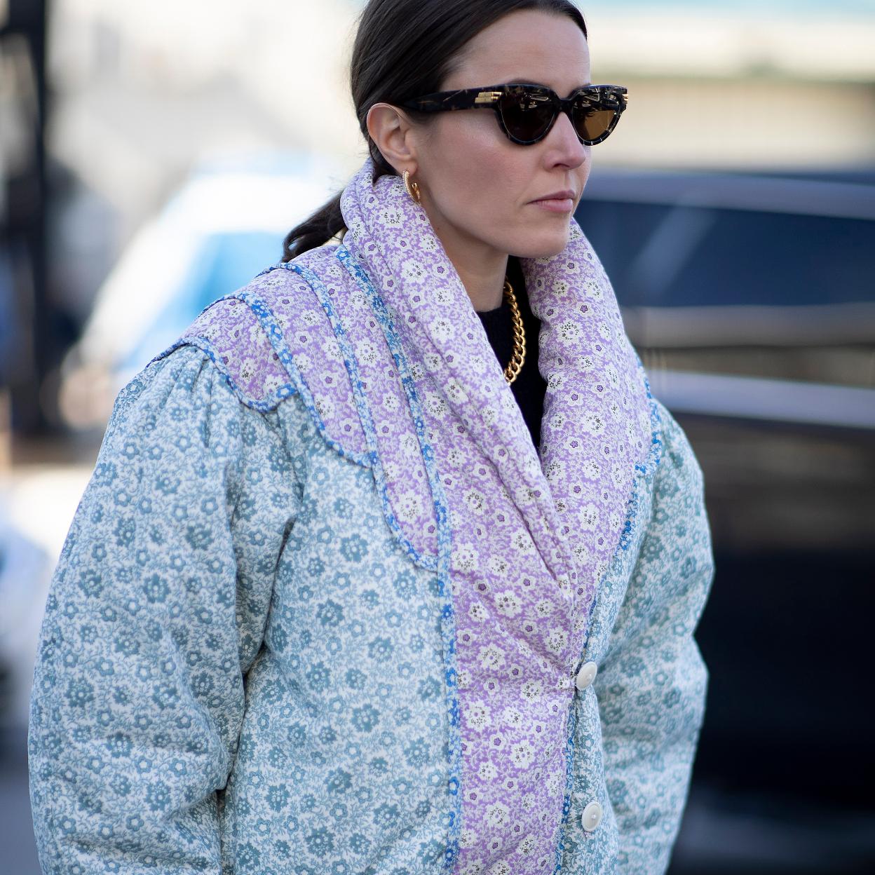 Un look de street style con un plumífero.