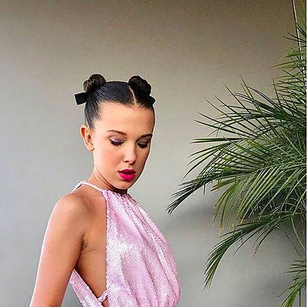 Millie Bobby Brown con peinado balletcore de dos moños
