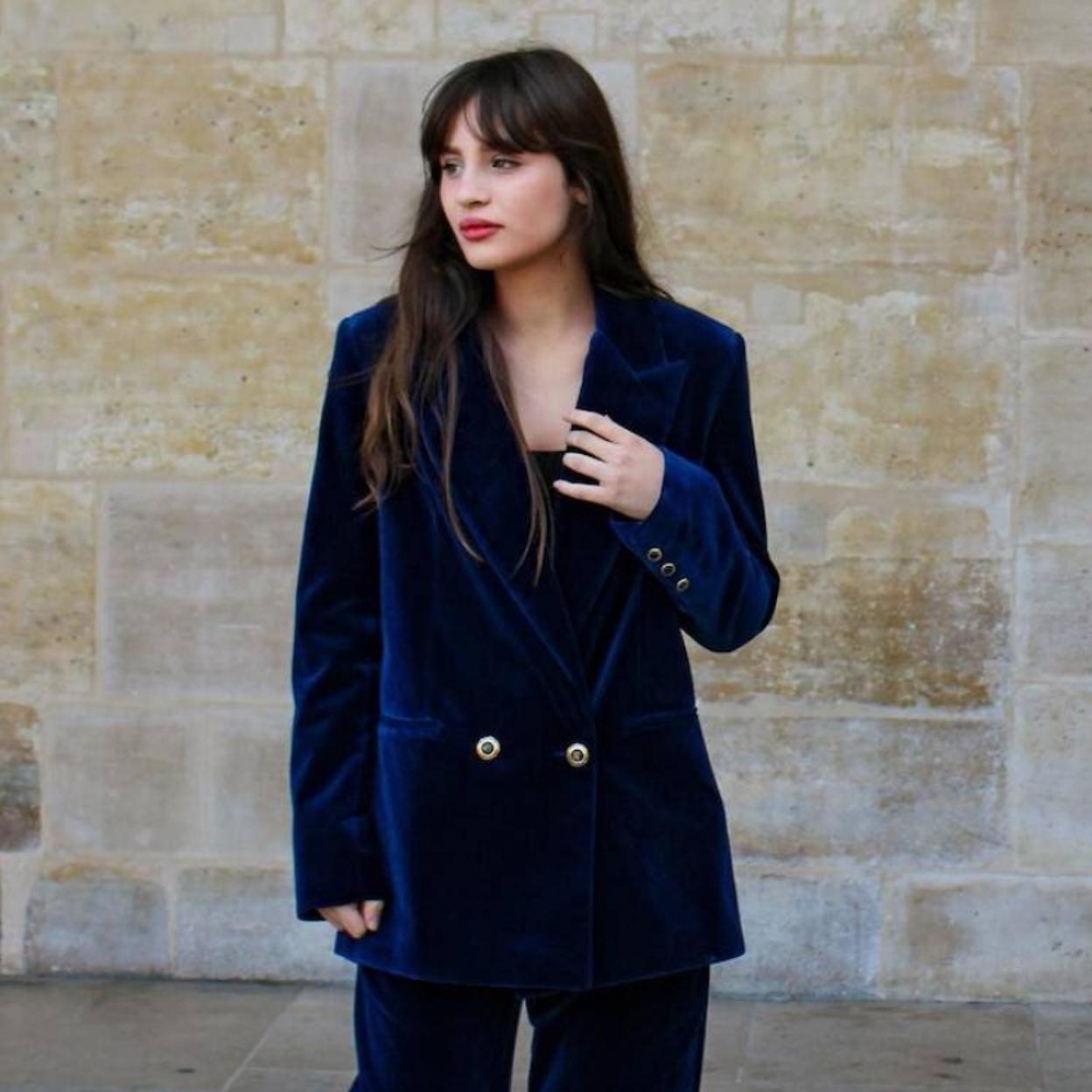 Influencer con blazer de terciopelo
