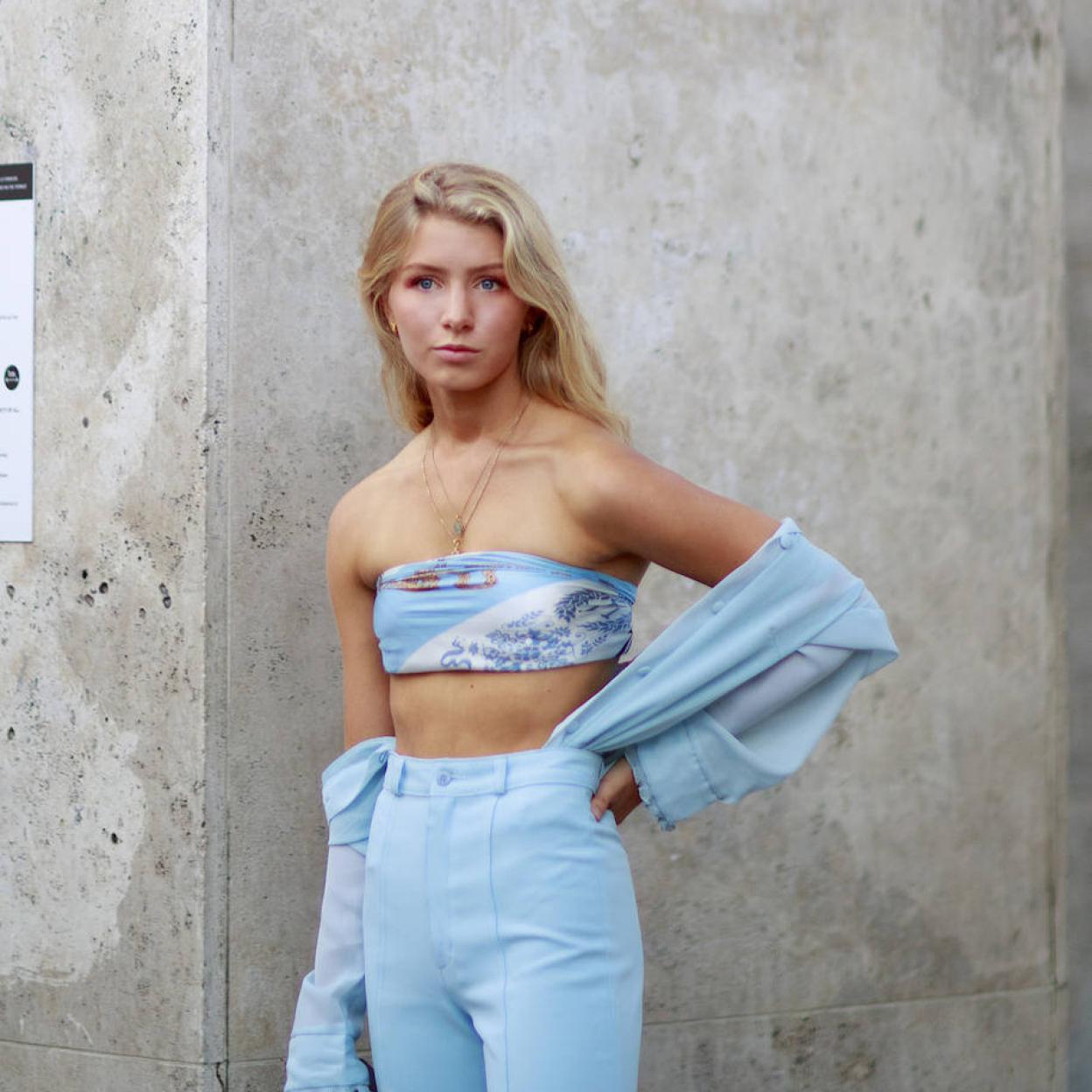 Influencer con look monocromo en el street style