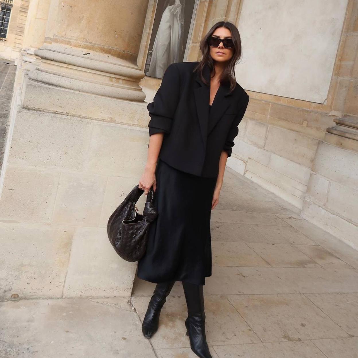 La influencer lleva un total look con falda en color negro