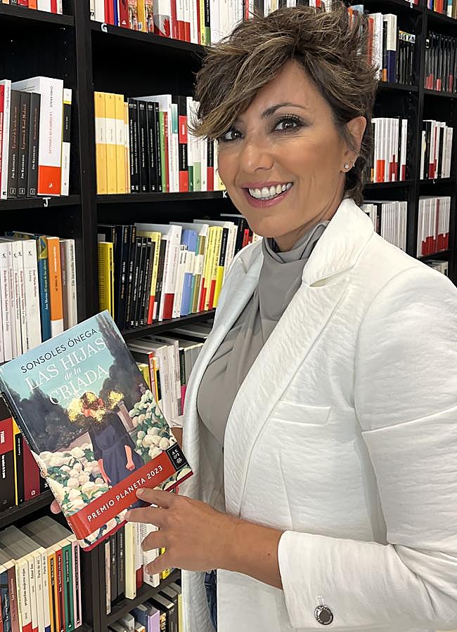 Imagen - Sonsoles Ónega con un ejemplar de su novela, que ya está en las librerías, Las hijas de la criada. / Planeta