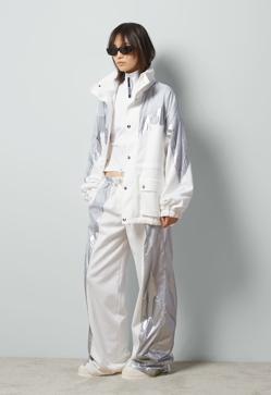 Imagen secundaria 2 - En la foto superior, look de Balenciaga. A la izquierda, Moncler y a la derecha, Gucci.