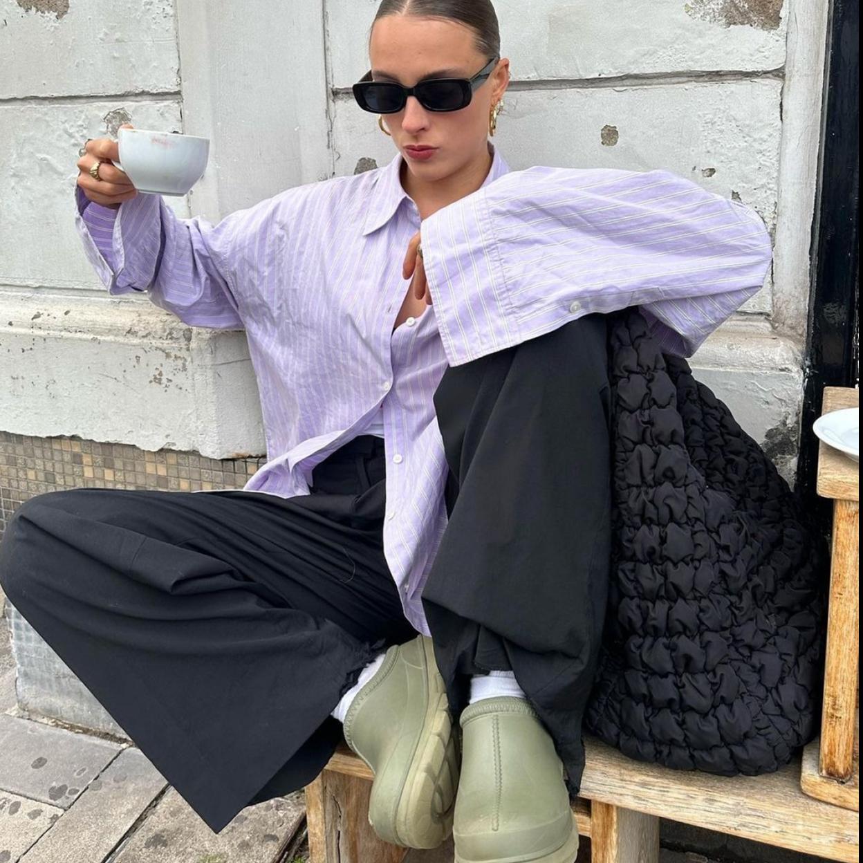 Los zuecos con pelo están de moda y se llevan así.