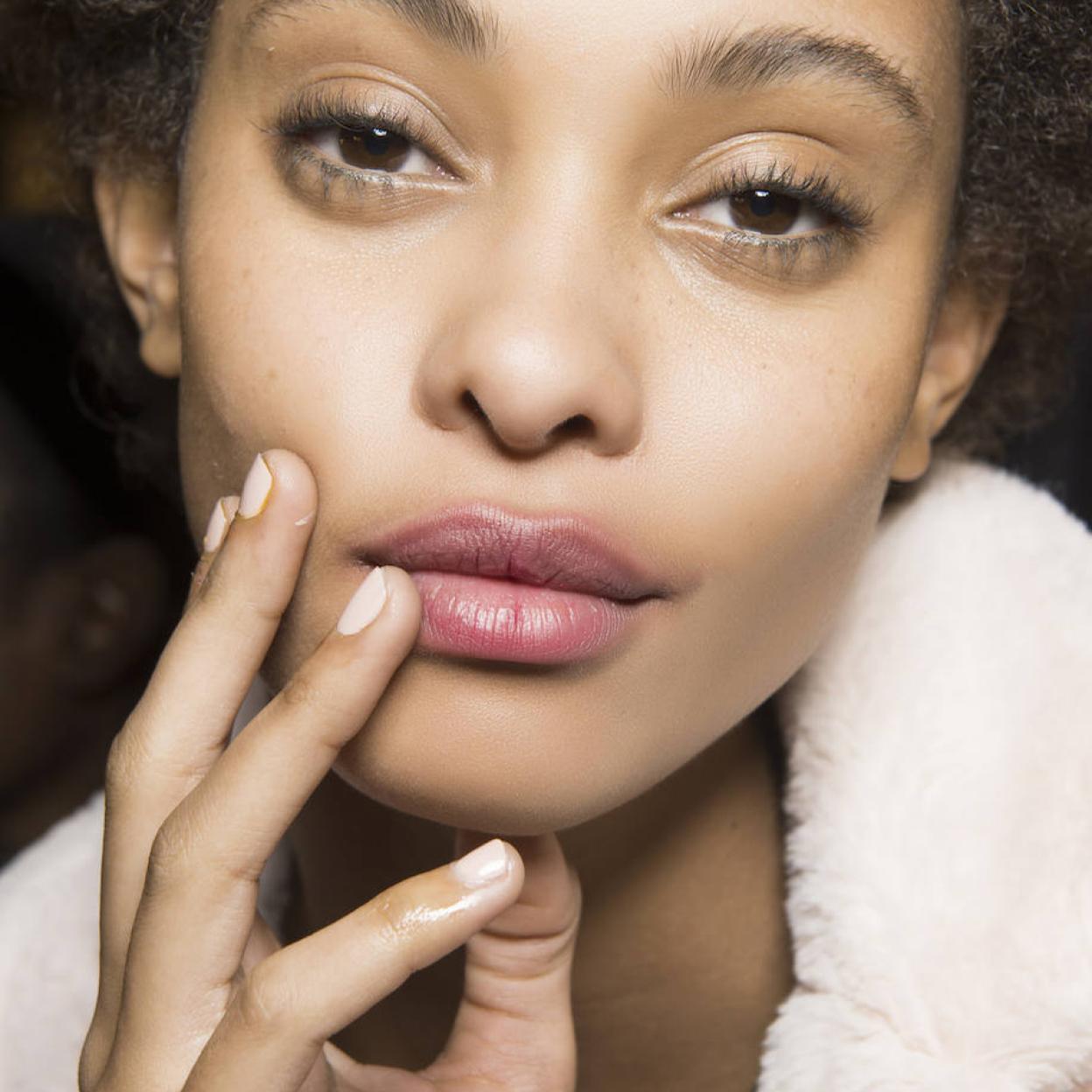 Modelo con aceite para cutículas aplicado