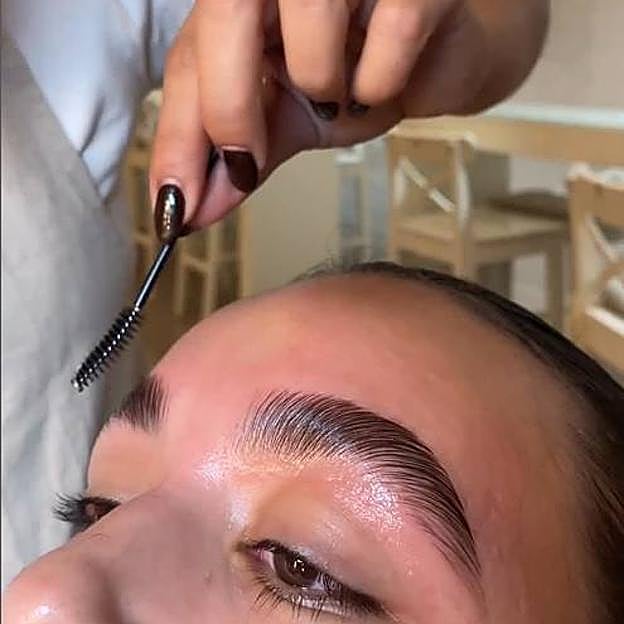 Especialistas realizando laminado de cejas en MylittleMomó