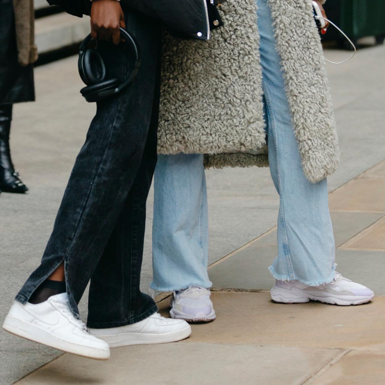 Zapatillas deportivas en color blanco.