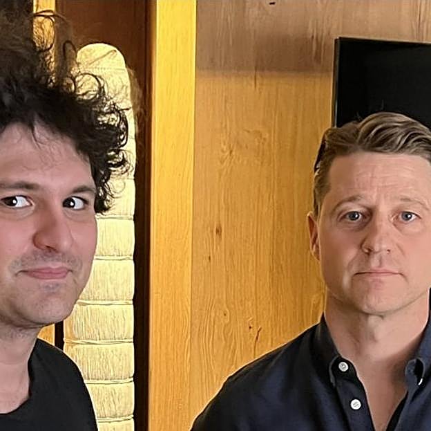 Bankman-Fried y McKenzie tras la entrevista que mantuvieron hace un año.