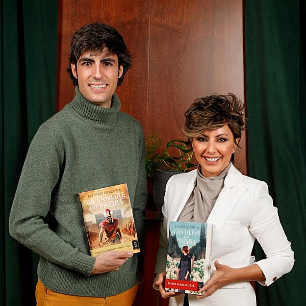 Goizueta junto a Sonsoles Ónega, ganadora del Premio Planeta 2023.