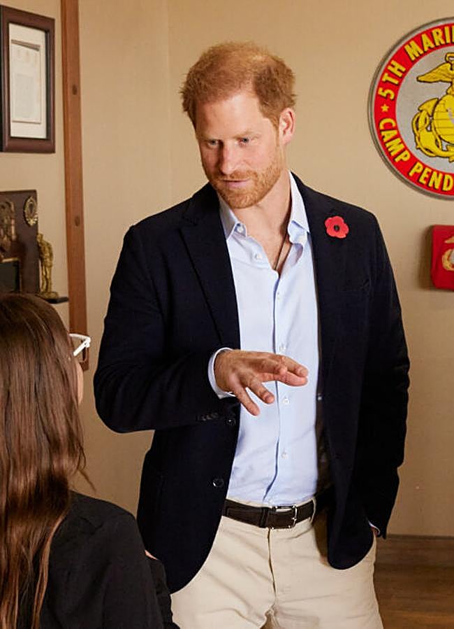 Imagen - El príncipe se mostró muy atento con todas las personalidades que acudieron al acto / Fundación Archewell