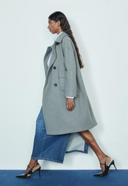 Imagen secundaria 2 - Abrigo de paño gris de Sfera. (89,99 euros).