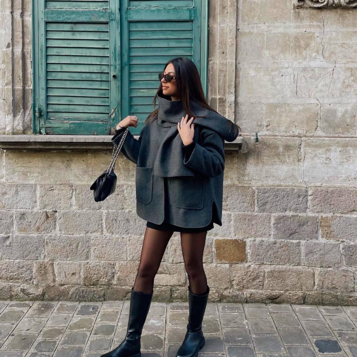 La influencer lleva un look con abrigo bufanda