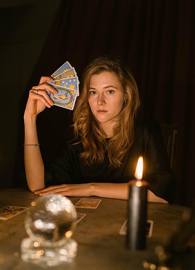 Imagen - Mujer con cartas del Tarot/PEXELS