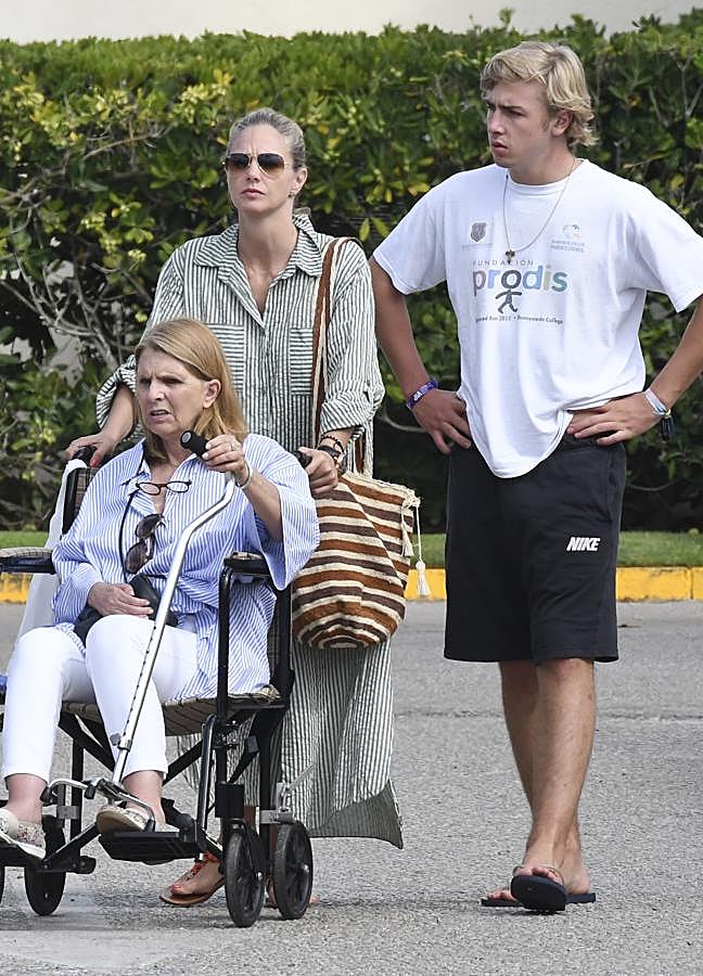 Imagen - Genoveva Casanova con su madre y su hijo en Sotogrande. Fotos: GTRES