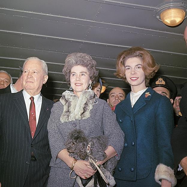Irene de Grecia junto a su madre, la reina Federica, en un viaje a Nueva York, en 1964. 