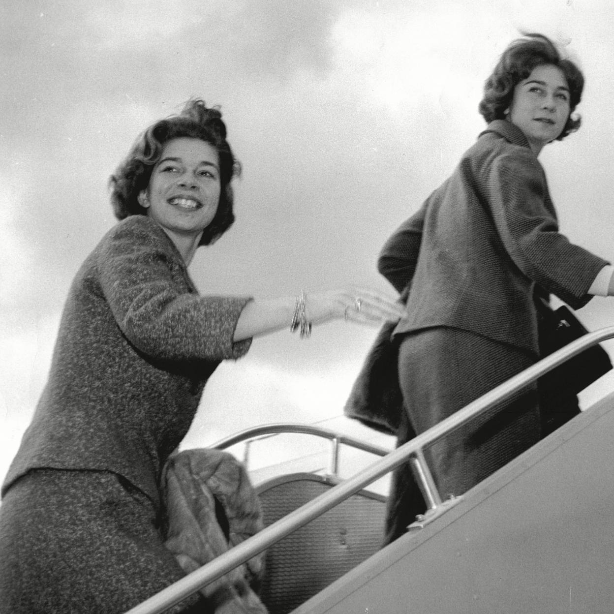 La princesa Irene de Grecia y su hermana Sofía embarcan con destino desconocido en 1961, el mismo año en que la futura reina de España coincidió con Juan Carlos de Borbón en la boda de los duques de Kent. 