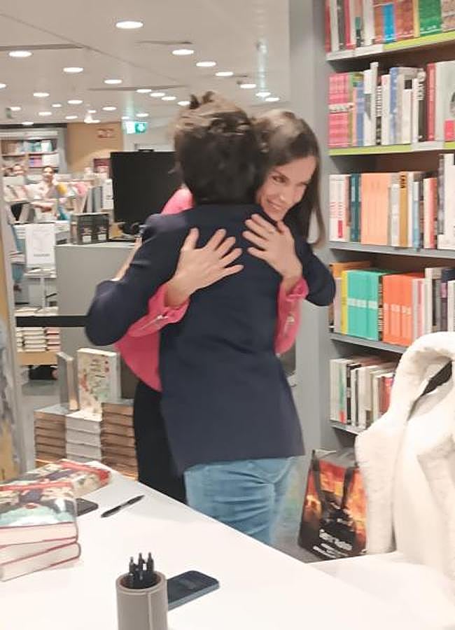 Imagen - La reina Letizia abrazando a Sonsóles Ónega durante la firma de libros.
