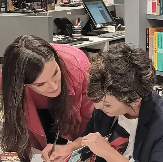 Sonsoles Ónega firma uno de los libros a la reina Letizia.