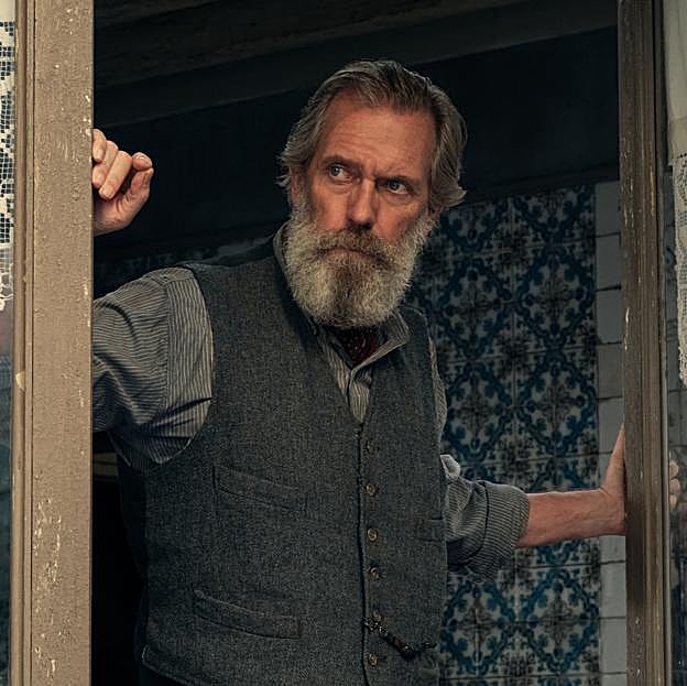 Hugh Laurie en una imagen de La luz que no puedes ver, la miniserie en la que interpreta a Etienne.