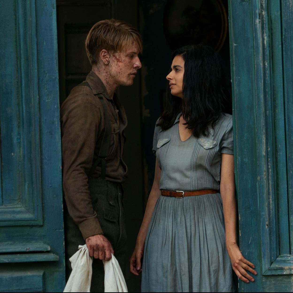 Louis Hoffman y Aria Mia Loberti en una imagen de la miniserie La luz que no puedes ver.