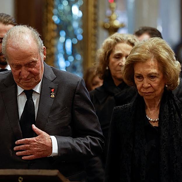 Los reyes eméritos en el funeral del hermano de la reina Sofía. 