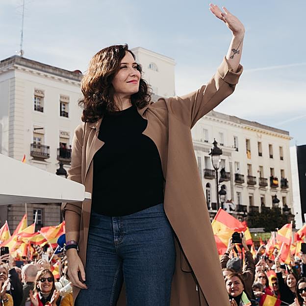 Ayuso saluda a los manifestantes con un look cómodo. 